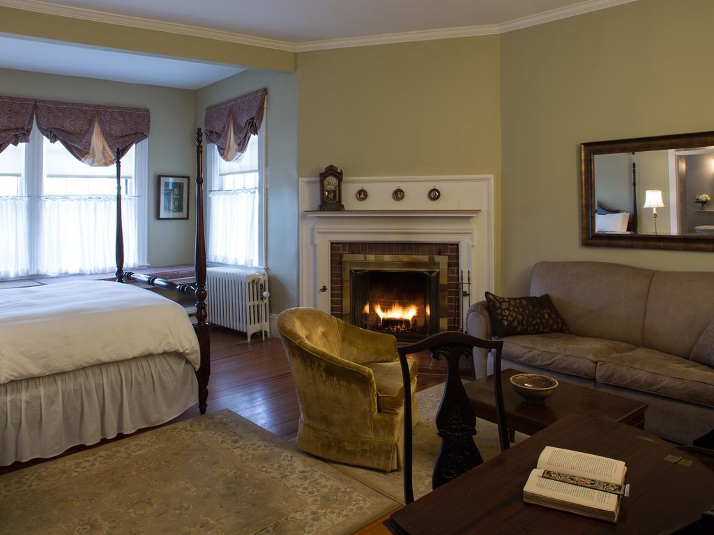 The Manor Inn Castine Exterior photo