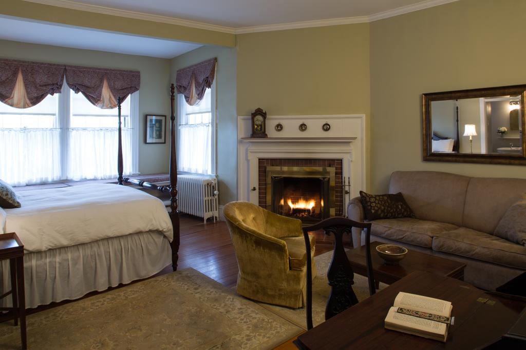 The Manor Inn Castine Exterior photo